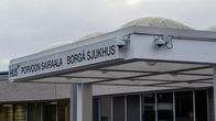Taket ovanför ingången till Borgå sjukhus. På en skylt står det HUS Porvoon sairaala Borgå sjukhus.