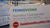 Hanhikivi 1 työmaa-alueen portilla oleva kieltokyltti. Pyhäjoen Hanhikivelle rakennettava ydinvoimalaitos Hanhikivi 1 on Fennovoiman rakennushanke, jossa venäläinen Rosatom on mukana.