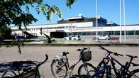 Polkupyöriä Keski-Pohjanmaan keskussairaalan edustalla.