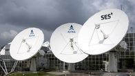 Kolme suurta satelliittiantennia suunnattuna kohti taivasta.