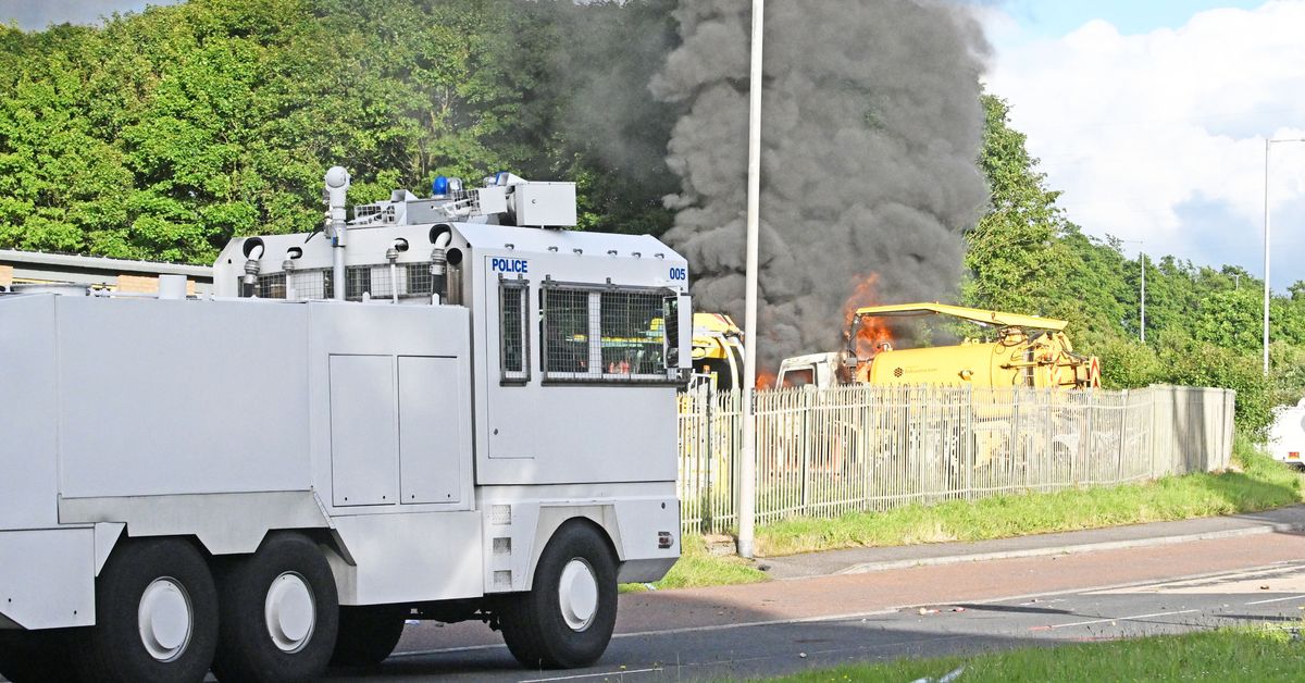 Poliisi hillitsi Belfastin mellakoita vesitykillä