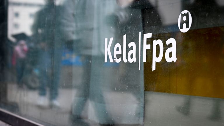 Kelan toimipisteen ikkuna kaupungin keskustassa.