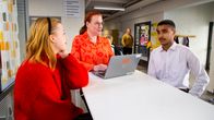 Työhön tutustuminen, tet, lehtikuusen koulu, vantaa,  Vasemmalla punainen pusero , Roosa Järvenpää, keskellä Mari Nilsen, konsultoiva opinto-ohjaaja vantaa,  oikealla Sajjad  Masaoodi,  lähihoitaja , vantaa