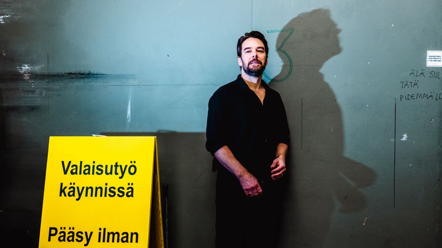 Mikko Leppilampi ja vieressä iso keltainen kyltti jossa lukee valaisutyö käynnissä, pääsy ilman lupaa kielletty.