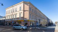 Stellan talo. Rakennuksen alakerrassa R-kioski ja valokuvausliike.