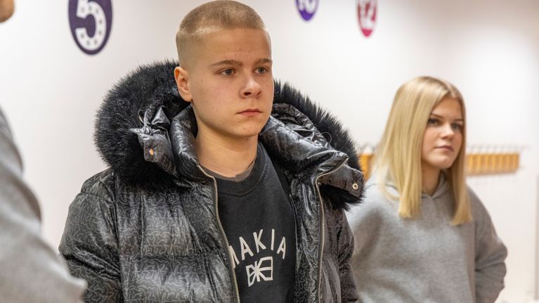 Weeti Almgren seisomassa koulun käytävällä.