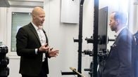 Joel Naukkarinen esitettelemässä harjoitustilojaan Mika Poutalalle.
