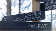 Käsin tehdyt opastekyltit. Opasteet kaupoille ja Lökören venesatamaan.