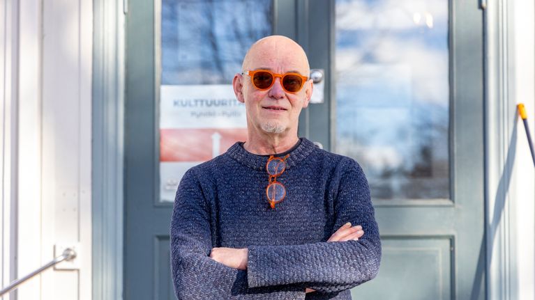  Pyhtään Kulttuuritalon hallituksen jäsen Vesa Ristimäki aurinkolasit päässä seisomassa kulttuuritalon edustalla.