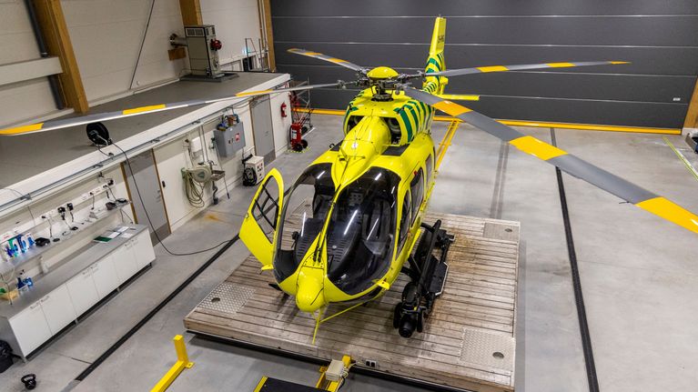 FinnHemsin lääkärihelikopteri Kuopion tukikohdassa.