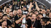 Joel Pohjanpalo nostaa pokaalia, kun Venezia nousi Serie A:han.