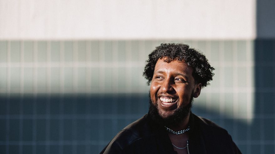 Rap- ja r'n'b-artisti Hassan Maikal kuvattuna Puhoksen ostoskeskuksella Itä-Helsingissä.