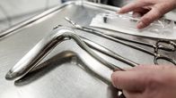 Gynekologiska instrument på ett arbetsbord vid ÅUCS.