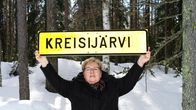 Kunnanjohtaja Marjut Silvast seisoo Kreisijärvi kyltti kädessä.