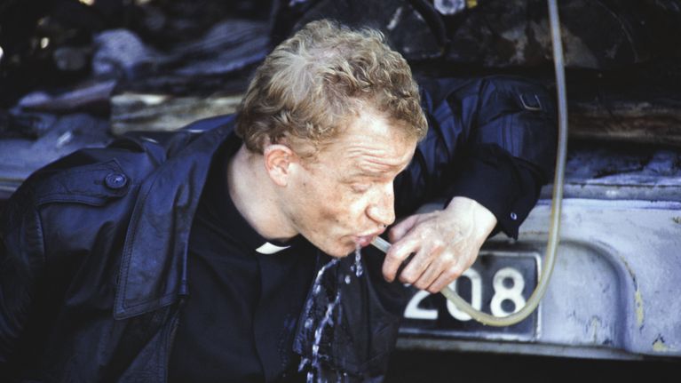 Näyttelijä Jari Pehkonen (roolinimi pappi). Roolikuva.