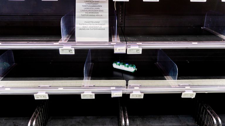 Kauppakeskus triplan Prisman tyhjä jauhelihahylly.