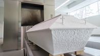 Hauta-arkku krematorio uunin edustalla Kuopiossa.
