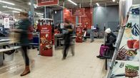 Ihmisiä jouluostoksilla Tornion Citymarketissa.