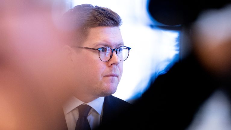 Antti Lindtman tiedotustilaisuudessa.