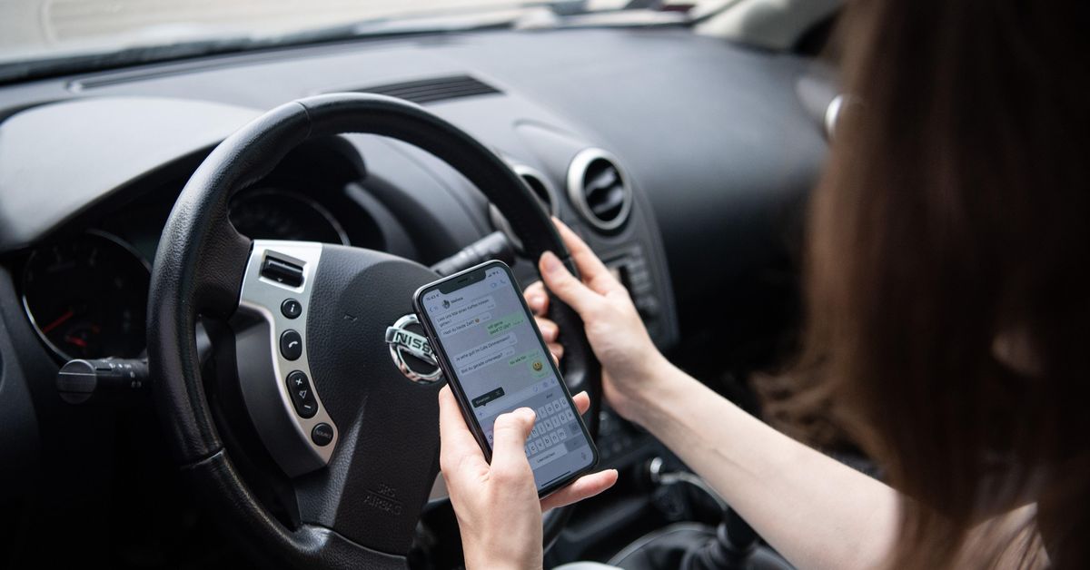 En av fem tittar på mobilen när de kör