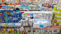Valtavasti erilaisia tuotepakkauksia japanilaisessa apteekissa.