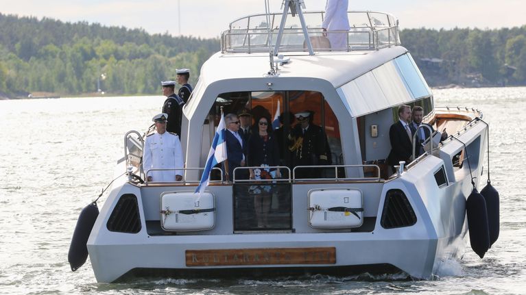 Sauli Niinistö ja Jenni Haukio presidentin veneessä Kultaranta VII:ssä.