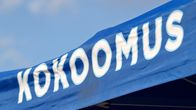 Kokoomuksen logo vaaliteltassa.