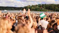 Festivaaliyleisöä juhlimassa Ruisrockin Rantalavalla. Yleisöllä kädet ylhäällä.