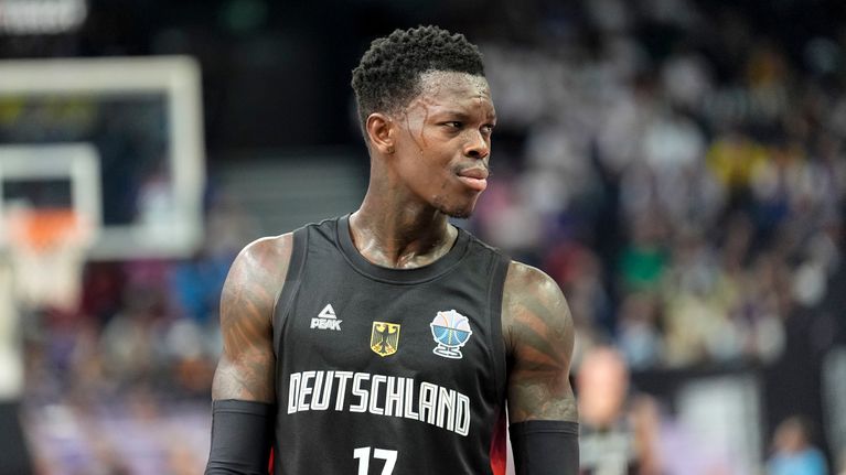 Koripalloilija Dennis Schröder kuvattuna EM-kisakentällä.