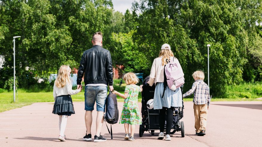 Linnea Alm perheineen lähdössä kirjastosta.