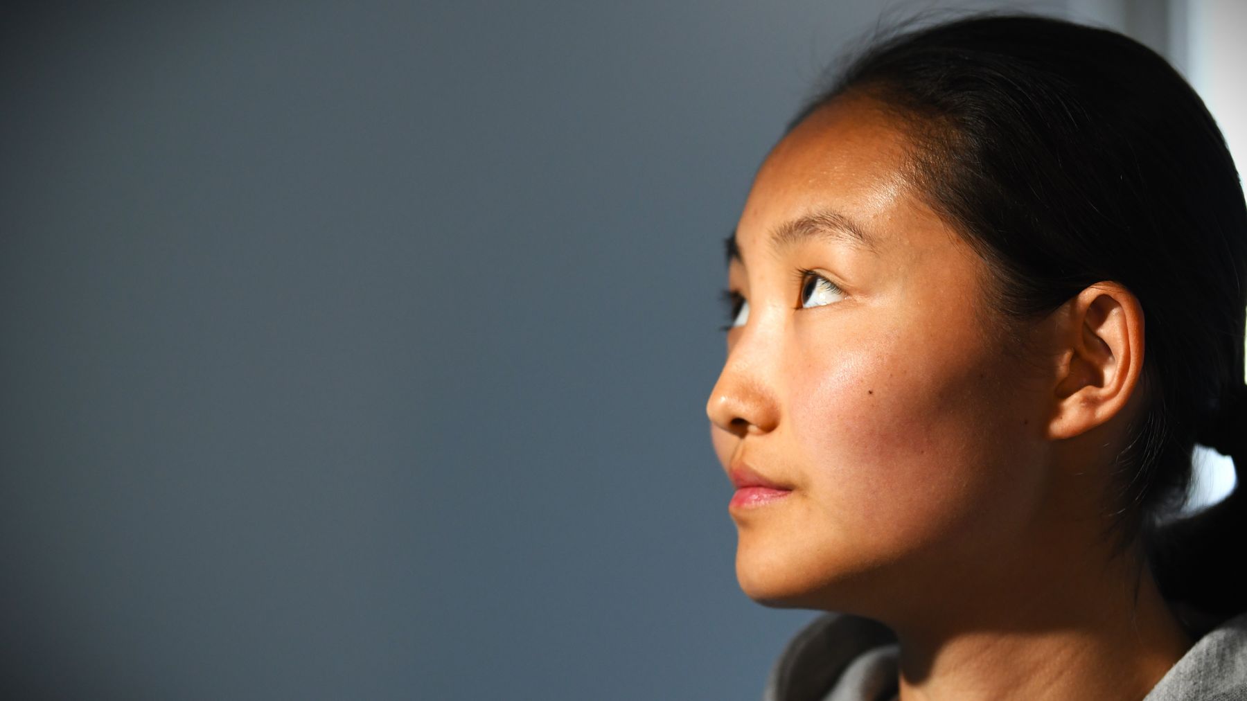 Queenie Xiang i tät halvprofil tittar snett uppåt i bild.