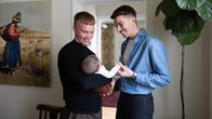 Jere Posti (vas.) ja Oskari Nivala sekä heidän adoptoitu vauva.