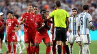 Breel Embolo yrittää vedota erotuomariin ulosajostaan.