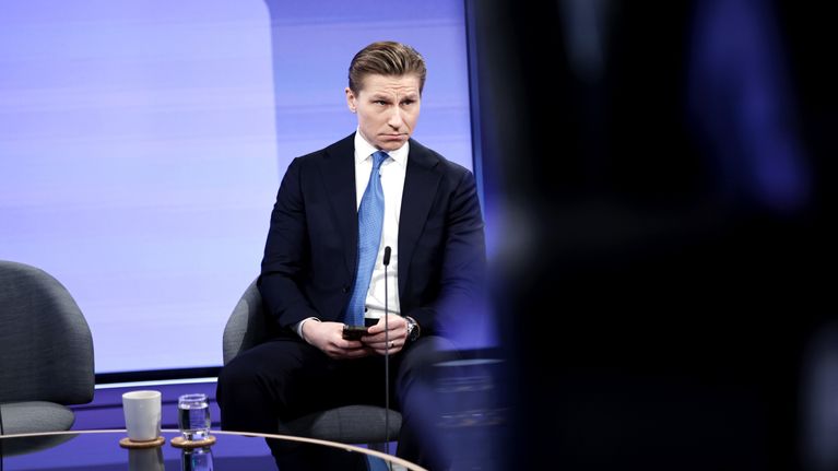 Antti Häkkänen istuu tv-studiossa.