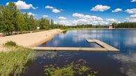 Laituri kesäisellä järven rannalla.