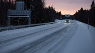 Rekka jäisellä valtatiellä.