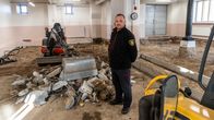 Tobias Lindroos bland båten i branddepå.