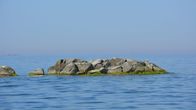 Klippa ute i havet. 