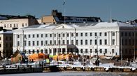 Helsingin kaupungintalo ja kauppatori.
