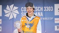 Kanadan Liam Brearley iloitsee palkintokorokkeella lumilautailun slopestylen maailmancupin finaalien jälkeen Corvatsch-vuorella, Silvaplanassa, Sveitsissä, 23. maaliskuuta 2024. 