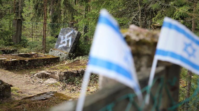 Töhritty jautakivi Juutalaisten hautausmaalla Haminassa.