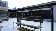 Kyyhkylän kuntoutuskeskuksen pihassa on kyltti, joka osoittaa hyvinvointikeitaan ja Ravintola Armaksen sijainnin.