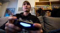 Miro Partanen pelaa kotisohvalla playstationia