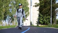 Ekaluokkalainen Nooa Sirkka kävelee turvallista koulureittiä merkkaavaa sinistä viivaa pitkin Pieksämäellä.
