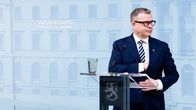 Petteri Orpo tiedotustilaisuudessa.