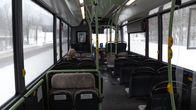Bussin sisätila, bussissa yksi matkustaja.