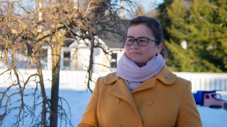  Mirja Vehkaperä kotipihallaan Haukiputaalla Oulussa. 