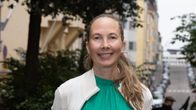 Liisa Hanén katsoo kameraan ja hymyilee.