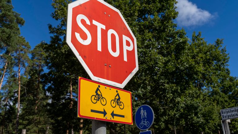 Liikenneturva: Lähes joka kolmas ajaa stop-merkin ohi pysähtymättä ...