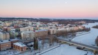 Talvista ilmakuvaa Hämeenlinnan keskustasta.